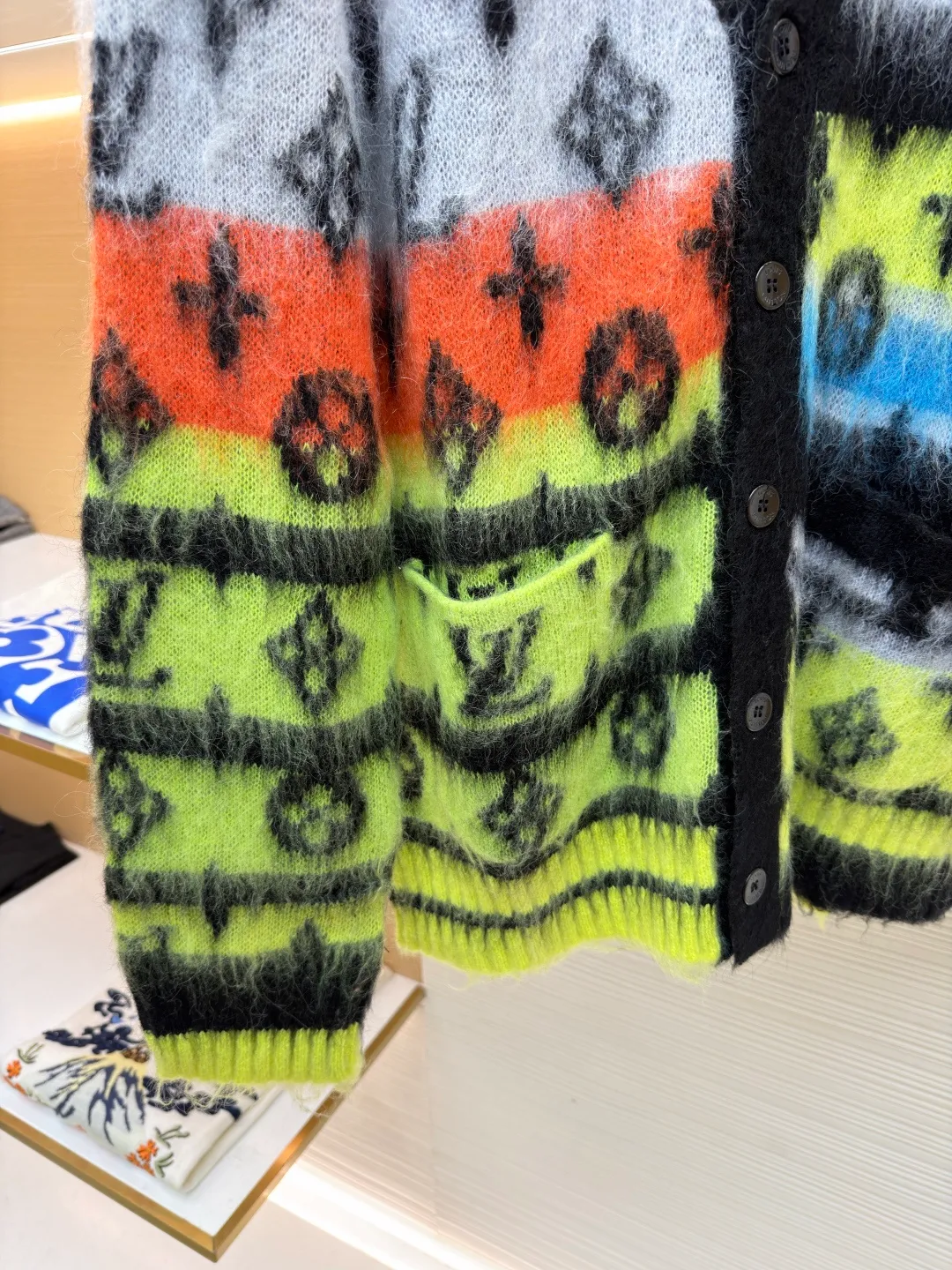 LOUIS VUITTON colorful mohair cardigan ●Original version: Purchased and developed for 13400 ●Item number: 1682122-C75 ●Fabric: mohair fabric ●Technology: Knitted production ●Color: Color ●Version: Fitted version ●Weight: about 610 grams ●Size: XS-S-M-L ●Description: Custom-woven mohair 67% + nylon 28% + sheep wool 5% yarn, purchased rich and finely ground mohair, imported Stoll weaving, full body alignment and stripe stitching, with black and white gray tones to highlight the full Monogram For the pattern, the mohair has been washed and naturally milled. After the shirt is woven, you need to manually remove the dotted lines that hang the hair, draw the knots and sew them. After sewing, wash and iron them to shape, then remove the clamps and catch the hair, wash it after catching it, and finally catch the hair again to achieve the same wool feel and effect as ZP. The process is very complicated. The overall wiring is straight and delicate, the fabric is comfortable and soft, and the color is consistent without color difference. It can be matched with the same style to create a fashionable look and control various occasions. Customized accessories, complete with three standards, same style for men and women!